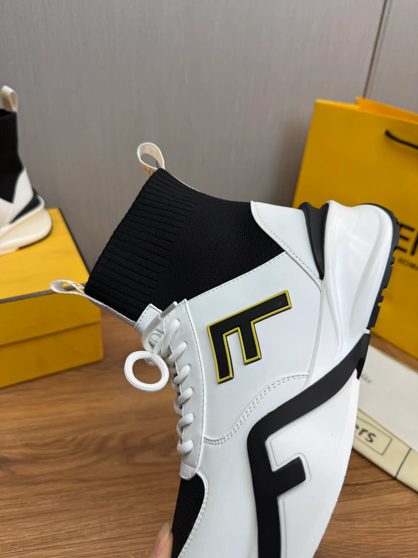 Men's men's shoes 💰560💰 Fendi [Fendi] hot style is on the market 🔥Fashionable casual men's shoes 🔱 Made of original brand fly knit fabric. Original cowhide + breathable mesh lining + sheepskin feet. Perfect shape and top quality, you deserve it 🔜Original rubber outsole, ultra-light, non-slip and wear-resistant 👣 Standard size 38-44